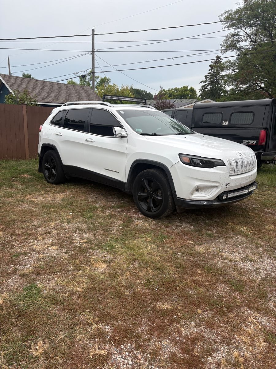SUV — White Jeep Cherokee